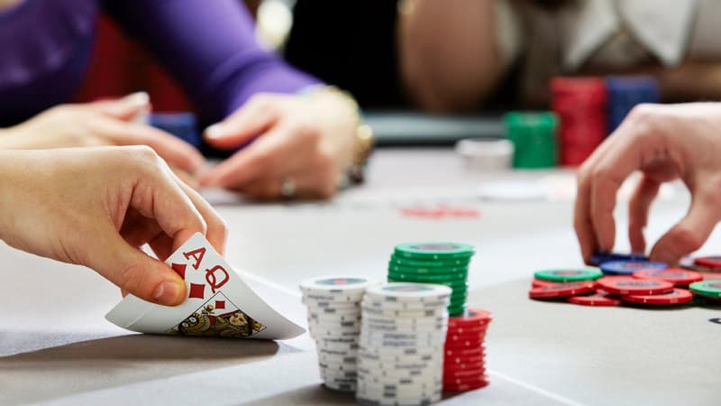 Các khái niệm trong poker tại W88- Rake, Bluff, Tilt, squeeze play có nghĩa là gì?