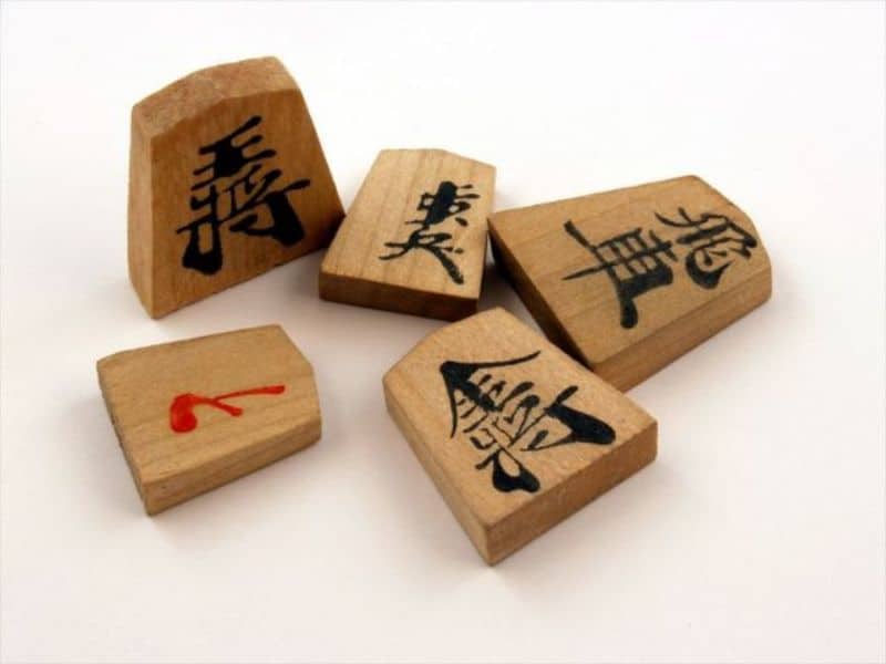 Các quân cờ shogi được thiết kế hình nêm và có kích thước bằng nhau
