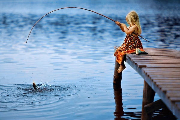 Mơ đi bắt cá đánh con gì? Báo hiệu điều gì?